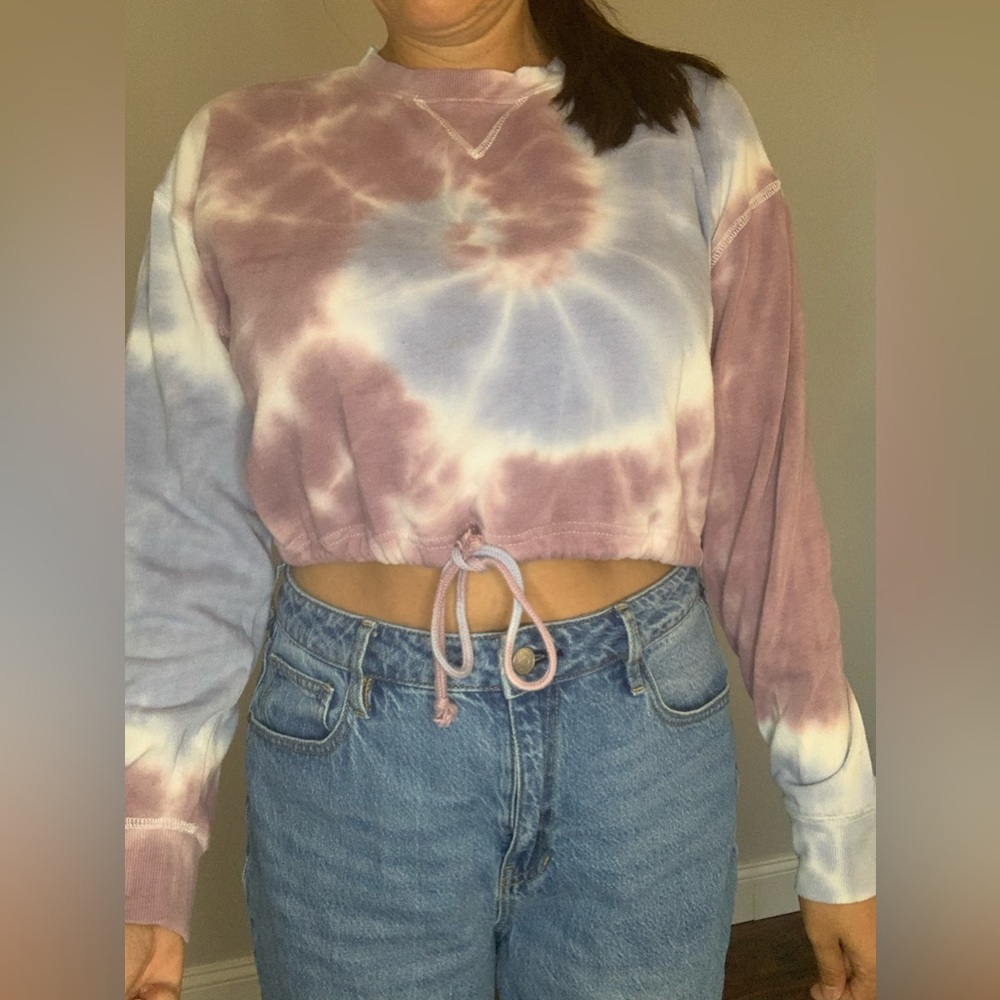 🛍️ Cropped tie dye sweatshirt